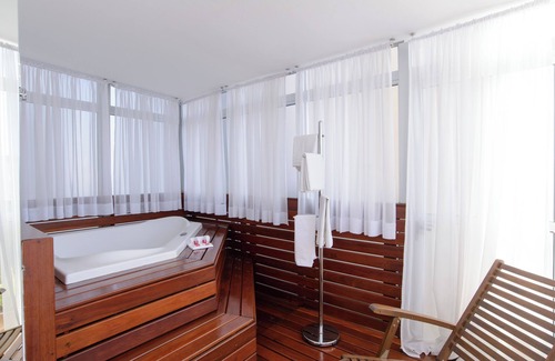 Sao Jose dos Campos Hotel | Discover Faro Hotel: Family-Friendly & Spa Amenities Await