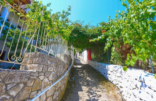 Gaios Apartment | Guest Rated 10/10: Faros Octo Gaios Guest House by the Sea