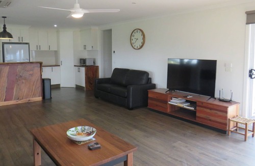 Goughs Bay House | Farr Gough - Family-Friendly Getaway Near Lake Eildon