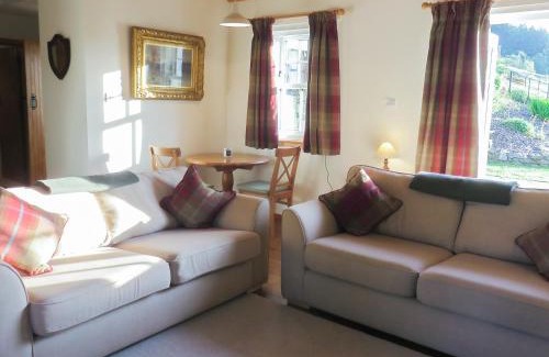 Strathtummel House | 5-Star Farragon Cottage: Pet & Child Friendly Retreat