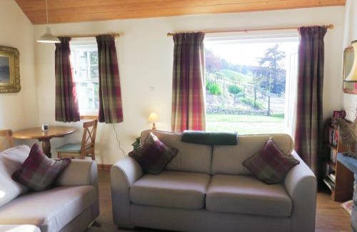 Strathtummel House | 5-Star Farragon Cottage: Pet & Child Friendly Retreat