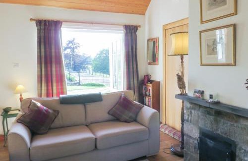 Strathtummel House | 5-Star Farragon Cottage: Pet & Child Friendly Retreat