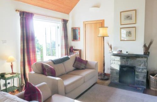 Strathtummel House | 5-Star Farragon Cottage: Pet & Child Friendly Retreat