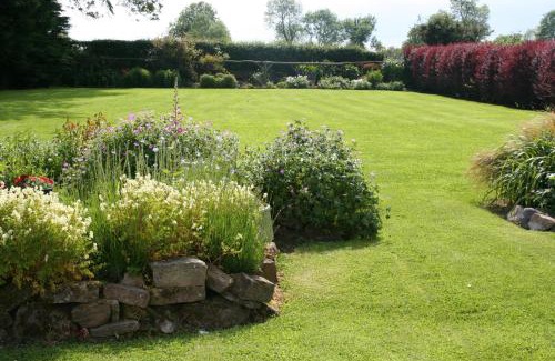 Emly Bed & Breakfast | Highly Rated Farran House: Exceptional Comfort Awaits