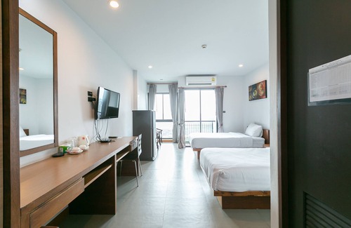 Nong Tamlueng Hotel | Discover Farthai Residence: Family-Friendly with Pool & Dining