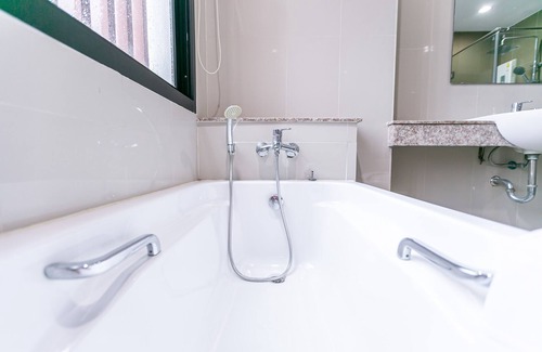 Nong Tamlueng Hotel | Discover Farthai Residence: Family-Friendly with Pool & Dining