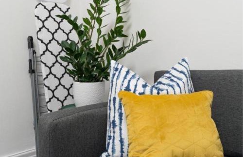 Goole Apartment | Charming Four-Bedroom House in Family-Friendly Sicily