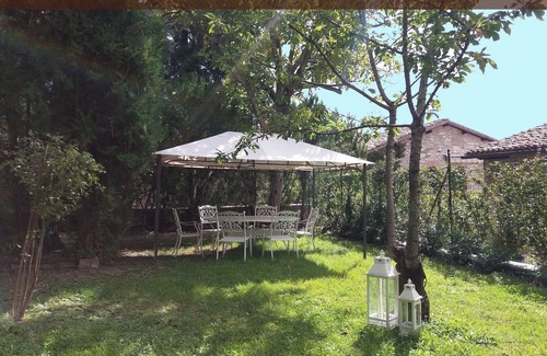 Gubbio House | Experience Gubbio at Bishop 7: Pet-Friendly & Spa Retreat