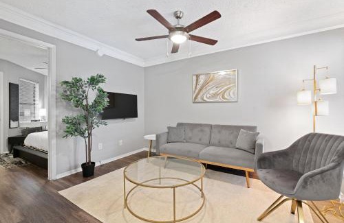 Brentwood Apartment | Modern 1B in Austin with Pool & BBQ for Family Fun