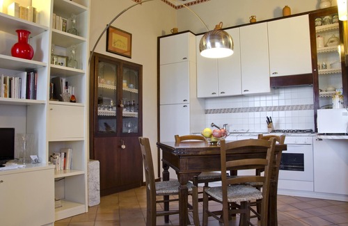 Colle di Val d'Elsa Apartment | Enchanting Apartment with Pool in a Medieval Village