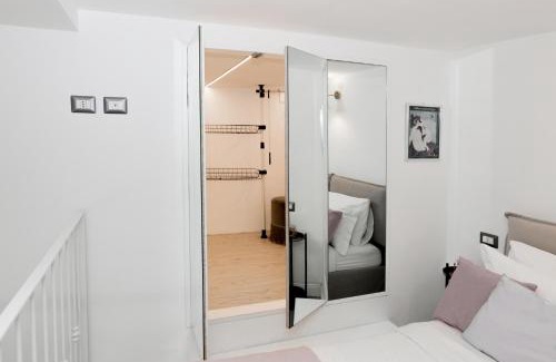 Tricolore Apartment | Stylish Fashion Loft Just 8 Minutes from DUOMO