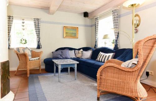 Oldsum Apartment | Family-Friendly Retreat at Faskers Hüs Whg 01 - 4 Stars