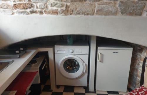 Filoti House | Cozy Fasolas Square Studio Near Museums and Old Market