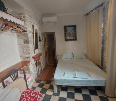 Filoti House | Cozy Fasolas Square Studio Near Museums and Old Market