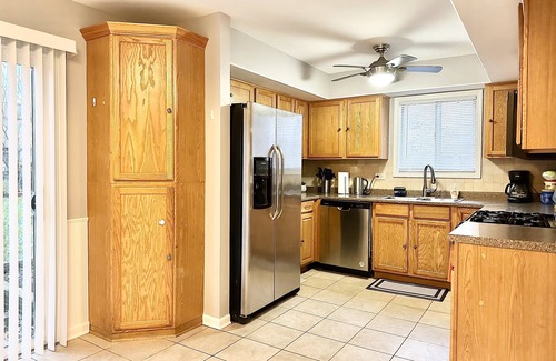 Fox Valley House | Comfortable 3-Bedroom Retreat with Fast Wi-Fi & Free Parking