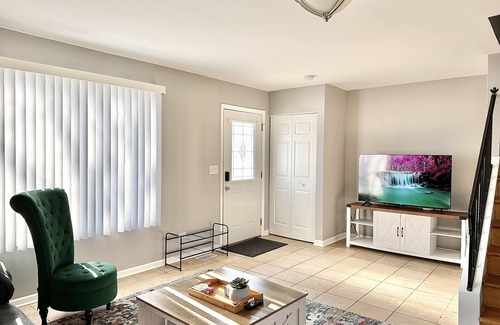 Fox Valley House | Comfortable 3-Bedroom Retreat with Fast Wi-Fi & Free Parking