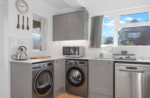 Severn Beach House | Guest Rated 10/10: Modern Amenities & Fast Wi-Fi Await