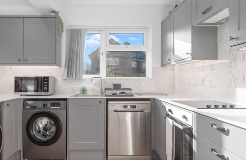 Severn Beach House | Guest Rated 10/10: Modern Amenities & Fast Wi-Fi Await