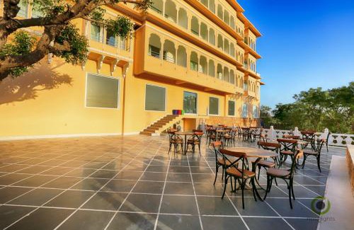 Lake Pichola Bed & Breakfast | Discover Fateh Niwas: 4-Star Comfort with Pool & Breakfast
