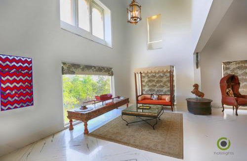 Lake Pichola Bed & Breakfast | Discover Fateh Niwas: 4-Star Comfort with Pool & Breakfast