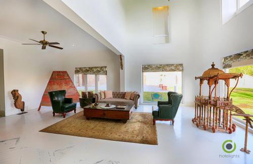 Lake Pichola Bed & Breakfast | Discover Fateh Niwas: 4-Star Comfort with Pool & Breakfast