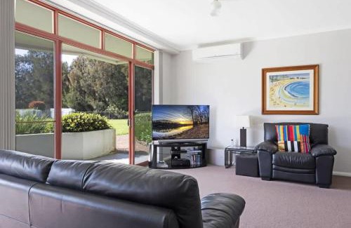 Mollymook Beach House | Enchanting Fathoms 2: Oceanfront Retreat with Fireplace