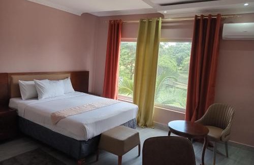Lusaka Cabin | Cozy Fatmols Hotels: Family-Friendly Stay with Breakfast
