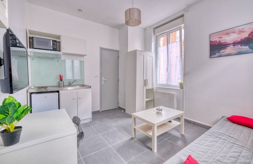 Saint-Quentin Apartment | Cozy Faubourg d'Isle Studio Near Station & IUT