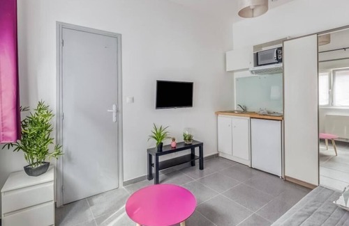 Saint-Quentin Apartment | Faubourg d'Isle 2 Cozy Studio near IUT station