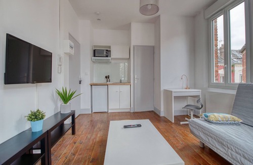 Saint-Quentin Apartment | Cozy Faubourg d'Isle Studio Near Station and IUT
