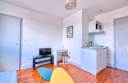 Saint-Quentin Apartment | Cosy Faubourg d'Isle Studio near Station & IUT