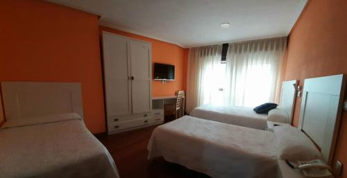 Oviedo City Centre Hotel | Welcoming Favila Oviedo: Family-Friendly with Breakfast