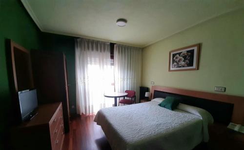 Oviedo City Centre Hotel | Welcoming Favila Oviedo: Family-Friendly with Breakfast