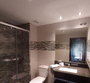 Oviedo City Centre Hotel | Welcoming Favila Oviedo: Family-Friendly with Breakfast