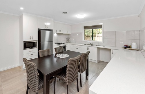 Fawkner Apartment | Fawkner Executive Suites: Highly Rated Family Getaway