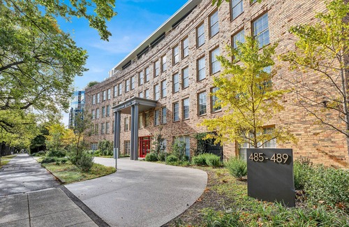 South Yarra Apartment | Fawkner Parkside Art House. Two bedroom apartment with spectacular park frontage