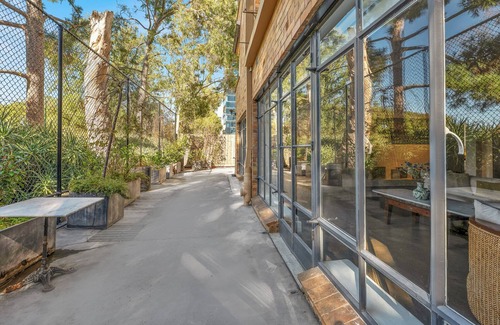South Yarra Apartment | Fawkner Parkside Art House. Two bedroom apartment with spectacular park frontage