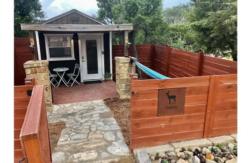 Austin Cabin | Fawn Cabin: 9.8 Rated Escape with Pool & Ocean Views