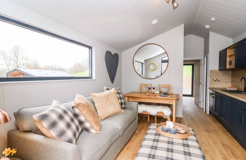 Llandrindod Wells Cottage | Romantic Fawn's Rest with Hot Tub in Scenic Rhayader