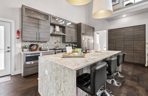 Fayetteville House | Fayetteview Rooftop Retreat with Hot Tub & Downtown Access