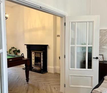 Walsall House | Elegant Fayhomes West Midlands: 4-Star Family Retreat
