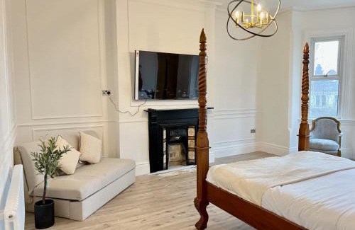 Walsall House | Elegant Fayhomes West Midlands: 4-Star Family Retreat