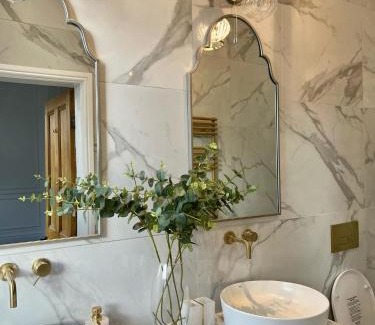 Walsall House | Elegant Fayhomes West Midlands: 4-Star Family Retreat