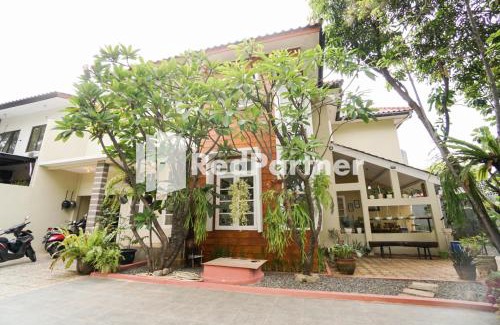 Jatinegara Hotel | Family-Friendly Stay at Fazza Syariah Mitra RedDoorz