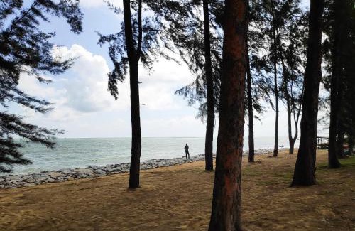 Kampung Sura Masjid House | Cozy FBS Guesthouse Dungun with Oceanfront Views