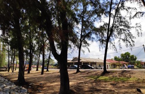 Kampung Sura Masjid House | Cozy FBS Guesthouse Dungun with Oceanfront Views