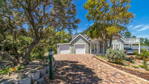 Knysna Villa | Serene Pezula Retreat with Private Beach & Ocean Views