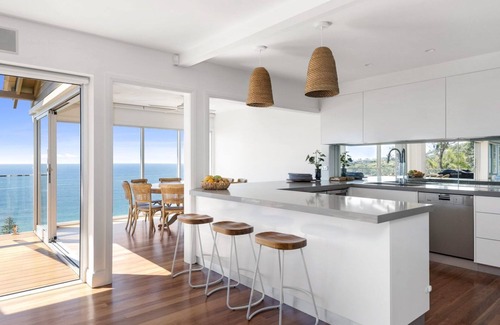 Whale Beach House | Cozy Oceanfront Retreat at FEATHER TOP - Rated 9/10