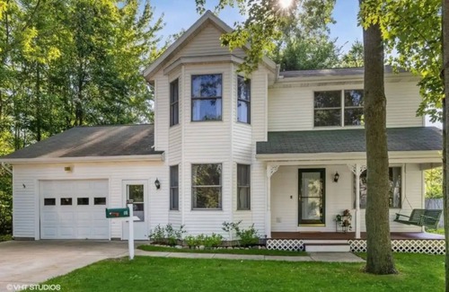 Three Oaks House | Cozy Featherbone Farmhouse: Steps from Town & Ocean Views
