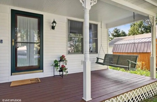 Three Oaks House | Cozy Featherbone Farmhouse: Steps from Town & Ocean Views
